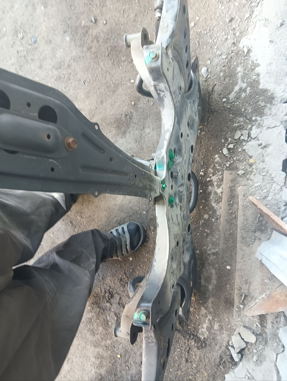 Балка под ДВС 51201-28230 на Toyota Voxy ZRR70W 3ZR-FAE Фото 12