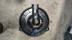 Мотор печки 87103-12050 на Toyota Caldina AZT241W Фото 5