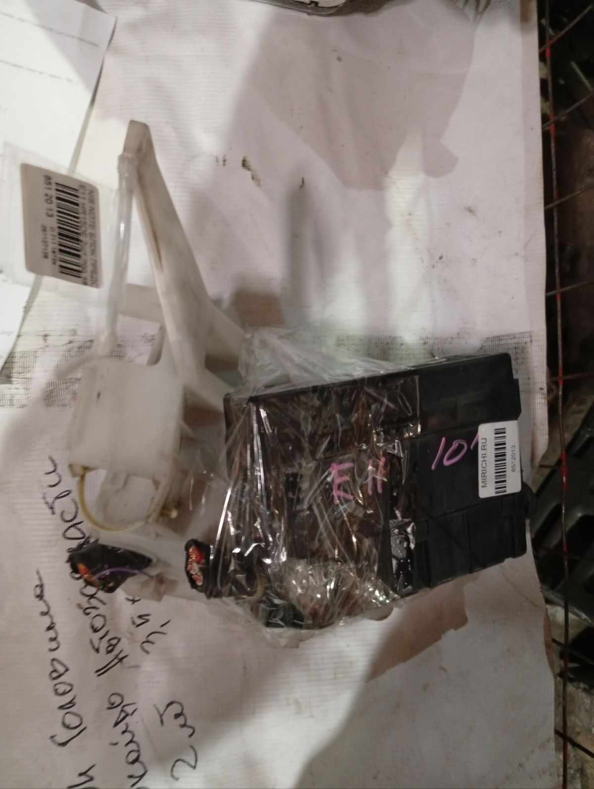 Блок предохранителей на Nissan Note E11 HR15DE Фото 9