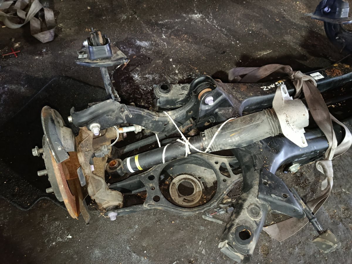 Балка подвески на Toyota Prius ZVW50 2ZR-FXE Фото 14