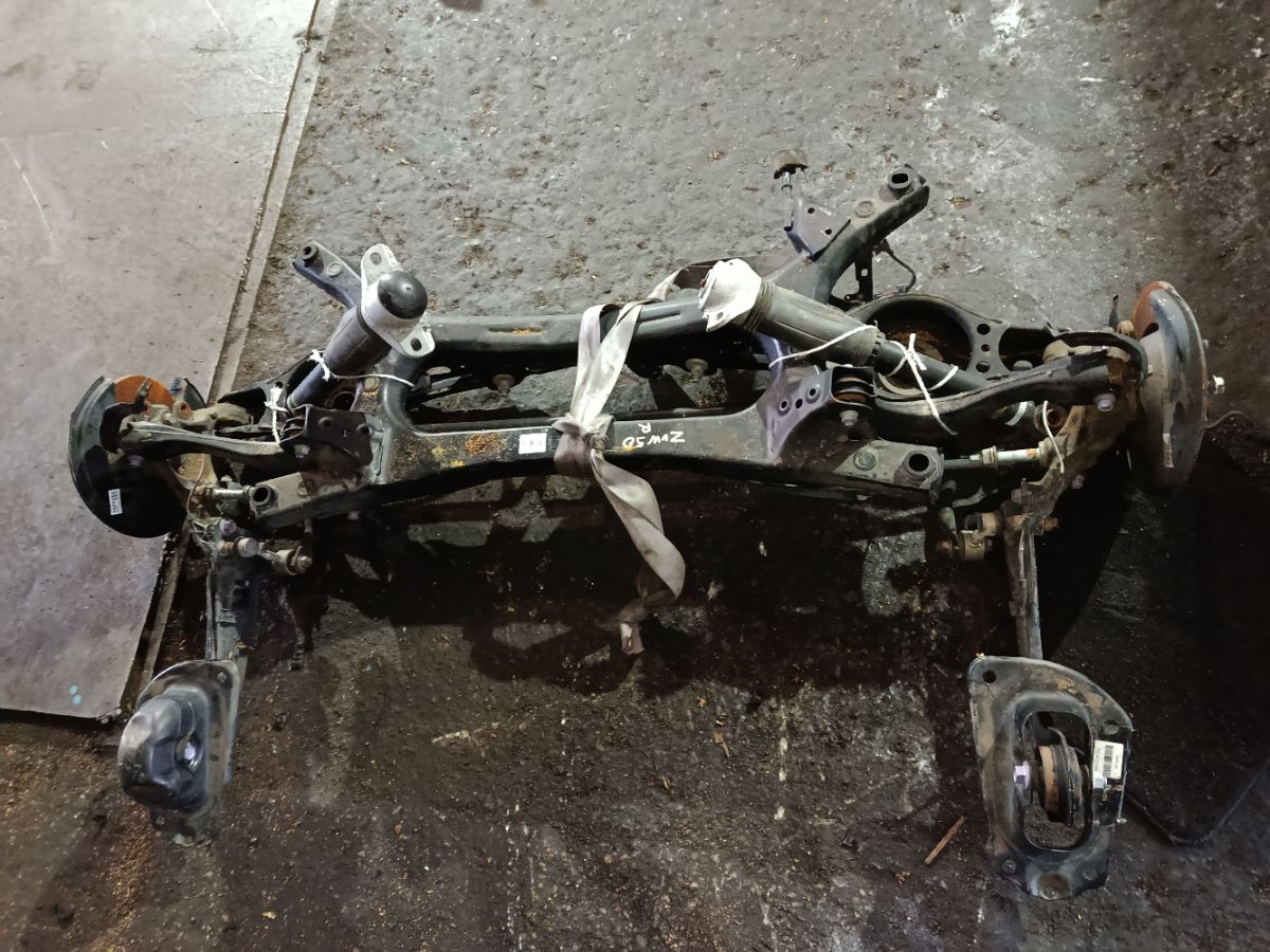 Балка подвески на Toyota Prius ZVW50 2ZR-FXE Фото 16