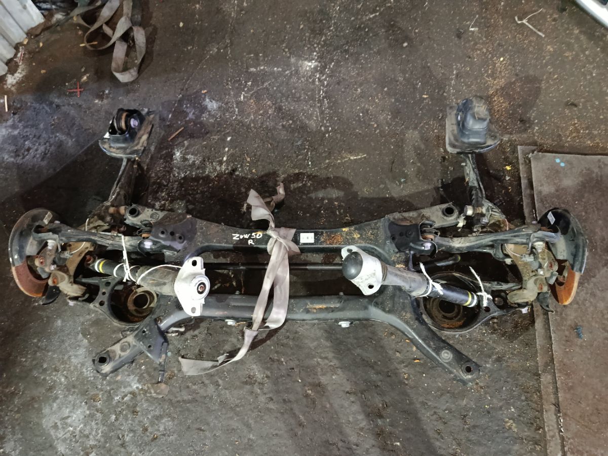 Балка подвески на Toyota Prius ZVW50 2ZR-FXE Фото 3