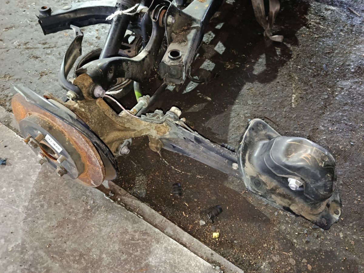 Балка подвески на Toyota Prius ZVW50 2ZR-FXE Фото 6