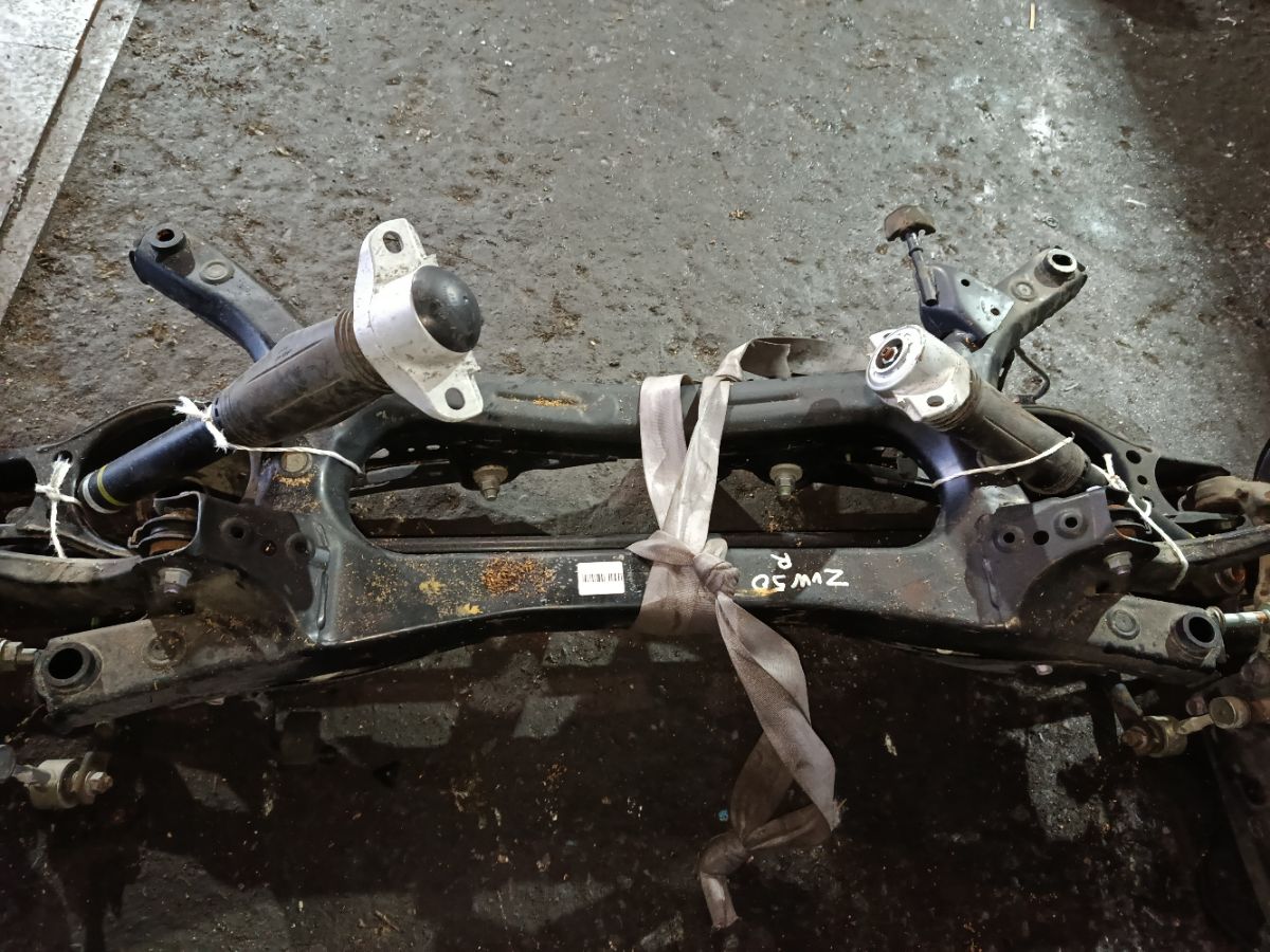 Балка подвески на Toyota Prius ZVW50 2ZR-FXE Фото 9