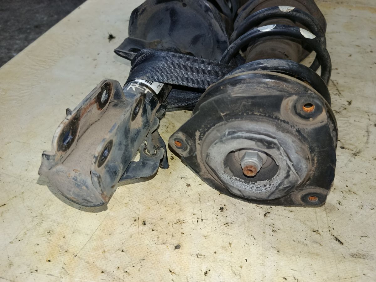 Стойка амортизатора на Nissan Note E11 HR15DE Фото 4