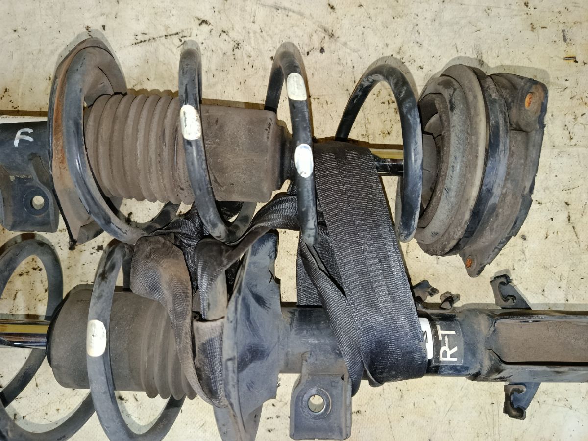 Стойка амортизатора на Nissan Note E11 HR15DE Фото 5