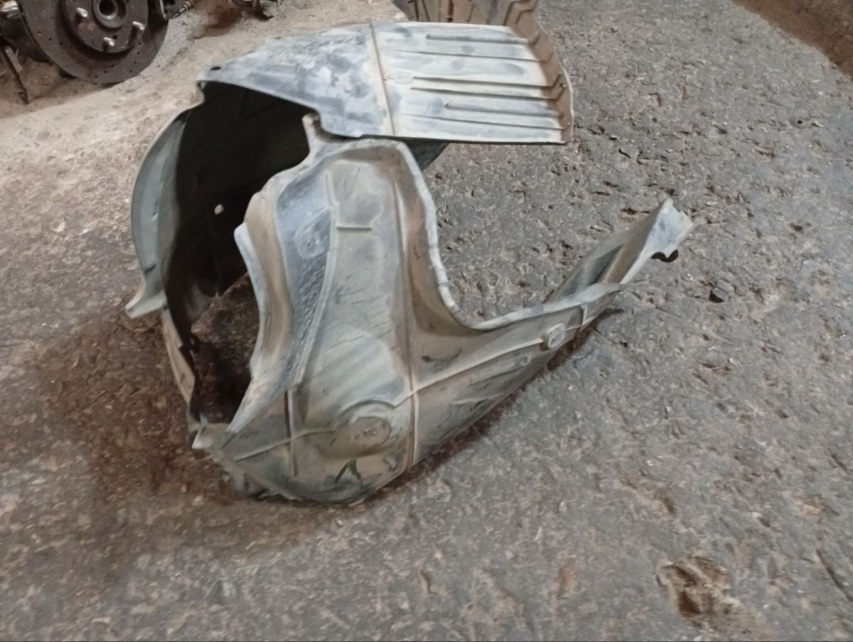 Подкрылок 63841-8Y20A, 212629, 2711FL-1B, 2711FL1, 2711FL1T, 63841-9U20A, 63841-9U20B, 63843-9U000, 915.NS11115L, 974591, DS11174AL, IK-1217, ST-DTE1-016L-2 на Nissan Note E11 HR15DE Фото 8