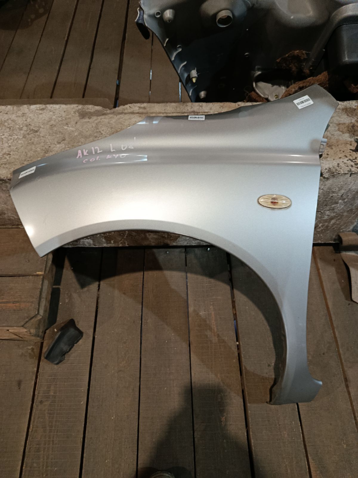 Крыло переднее 01520011, 08312624, 12932111, 1609311, 1609311A1, 191002, 27 07 01, 270701, 3328655, 6024007, 63101-AX030, 63101-AX035, 63101-AX630, 63101AX630, 6504041609311P, 8100203, 974171, 99B79L, DS0113014, DS0113034, DS10121AL, DS10121ALV, DS10121BL, DT48001600L00, DT48001602L00, DT480162, GD99B79L, L00812, MV 63101AX630, MV63101AX630, NI264021FL, NNMIC03270L, NSMCR03121L, PDS10121AL, STDT480162 на Nissan March AK12 Фото 20