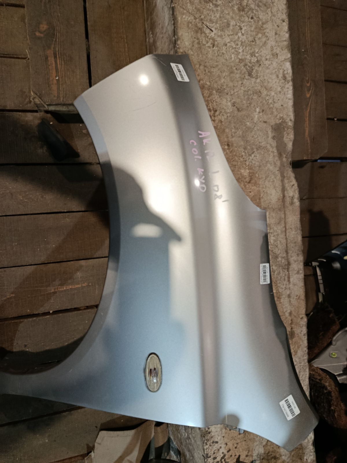 Крыло переднее 01520011, 08312624, 12932111, 1609311, 1609311A1, 191002, 27 07 01, 270701, 3328655, 6024007, 63101-AX030, 63101-AX035, 63101-AX630, 63101AX630, 6504041609311P, 8100203, 974171, 99B79L, DS0113014, DS0113034, DS10121AL, DS10121ALV, DS10121BL, DT48001600L00, DT48001602L00, DT480162, GD99B79L, L00812, MV 63101AX630, MV63101AX630, NI264021FL, NNMIC03270L, NSMCR03121L, PDS10121AL, STDT480162 на Nissan March AK12 Фото 23