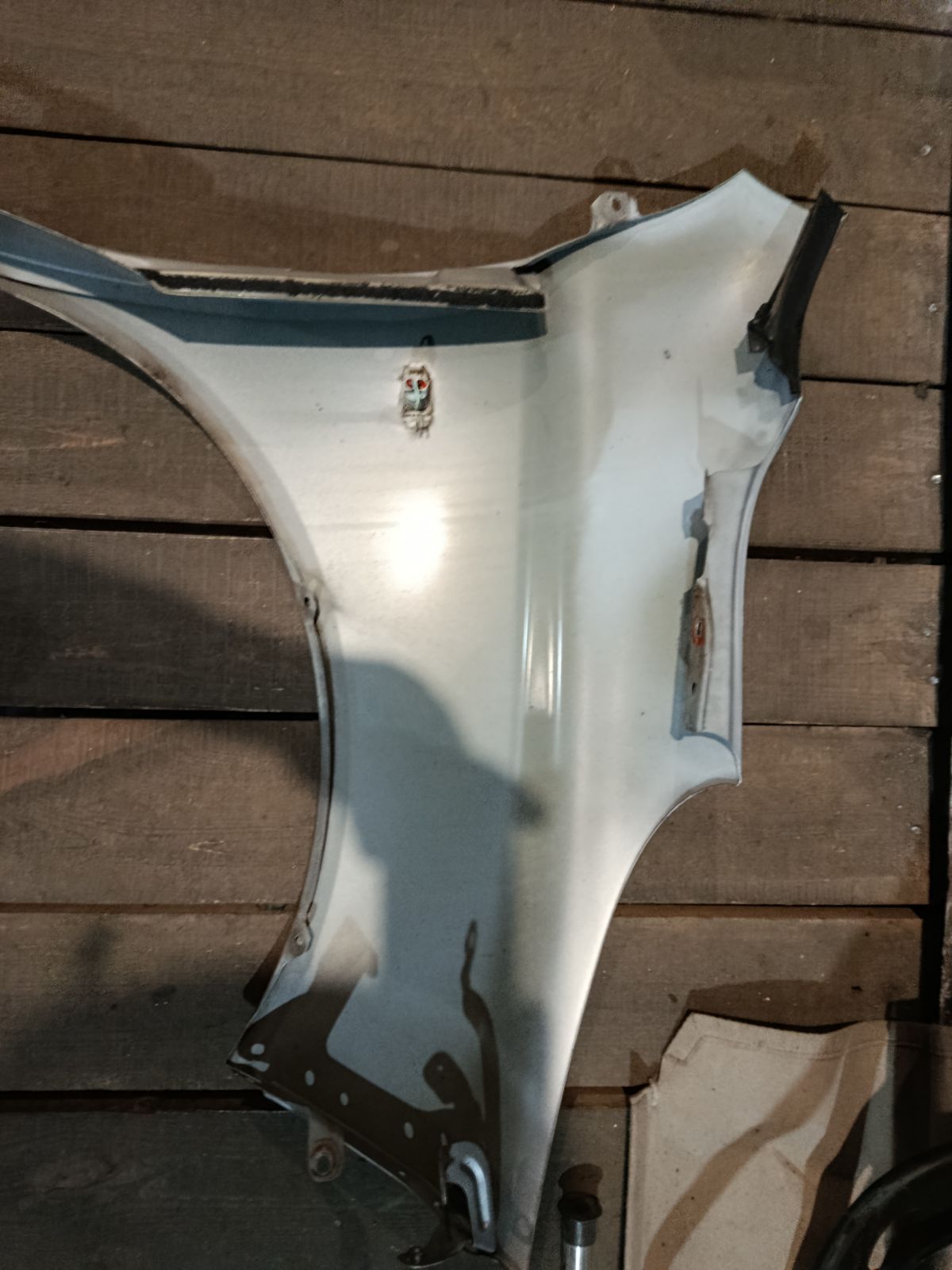 Крыло переднее 01520011, 08312624, 12932111, 1609311, 1609311A1, 191002, 27 07 01, 270701, 3328655, 6024007, 63101-AX030, 63101-AX035, 63101-AX630, 63101AX630, 6504041609311P, 8100203, 974171, 99B79L, DS0113014, DS0113034, DS10121AL, DS10121ALV, DS10121BL, DT48001600L00, DT48001602L00, DT480162, GD99B79L, L00812, MV 63101AX630, MV63101AX630, NI264021FL, NNMIC03270L, NSMCR03121L, PDS10121AL, STDT480162 на Nissan March AK12 Фото 25