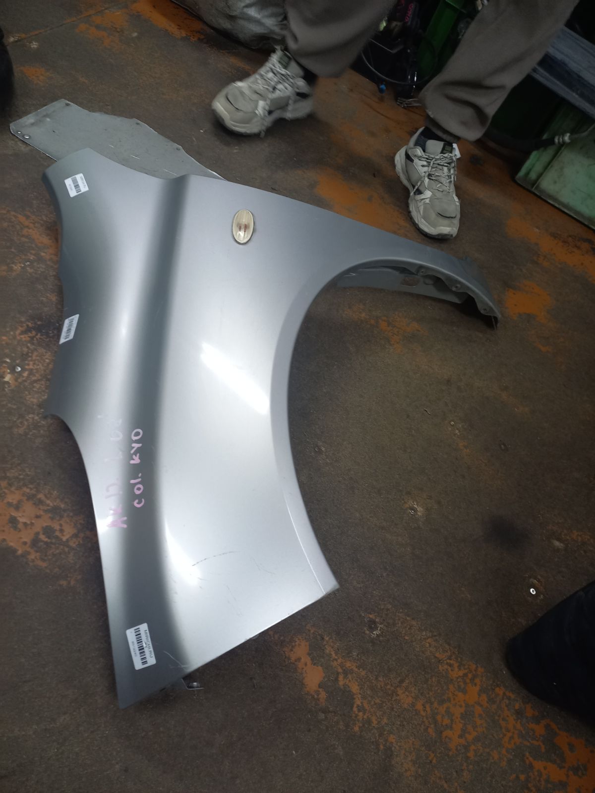 Крыло переднее 01520011, 08312624, 12932111, 1609311, 1609311A1, 191002, 27 07 01, 270701, 3328655, 6024007, 63101-AX030, 63101-AX035, 63101-AX630, 63101AX630, 6504041609311P, 8100203, 974171, 99B79L, DS0113014, DS0113034, DS10121AL, DS10121ALV, DS10121BL, DT48001600L00, DT48001602L00, DT480162, GD99B79L, L00812, MV 63101AX630, MV63101AX630, NI264021FL, NNMIC03270L, NSMCR03121L, PDS10121AL, STDT480162 на Nissan March AK12 Фото 27