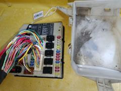 Блок предохранителей на Nissan Note E11 HR15DE Фото 5