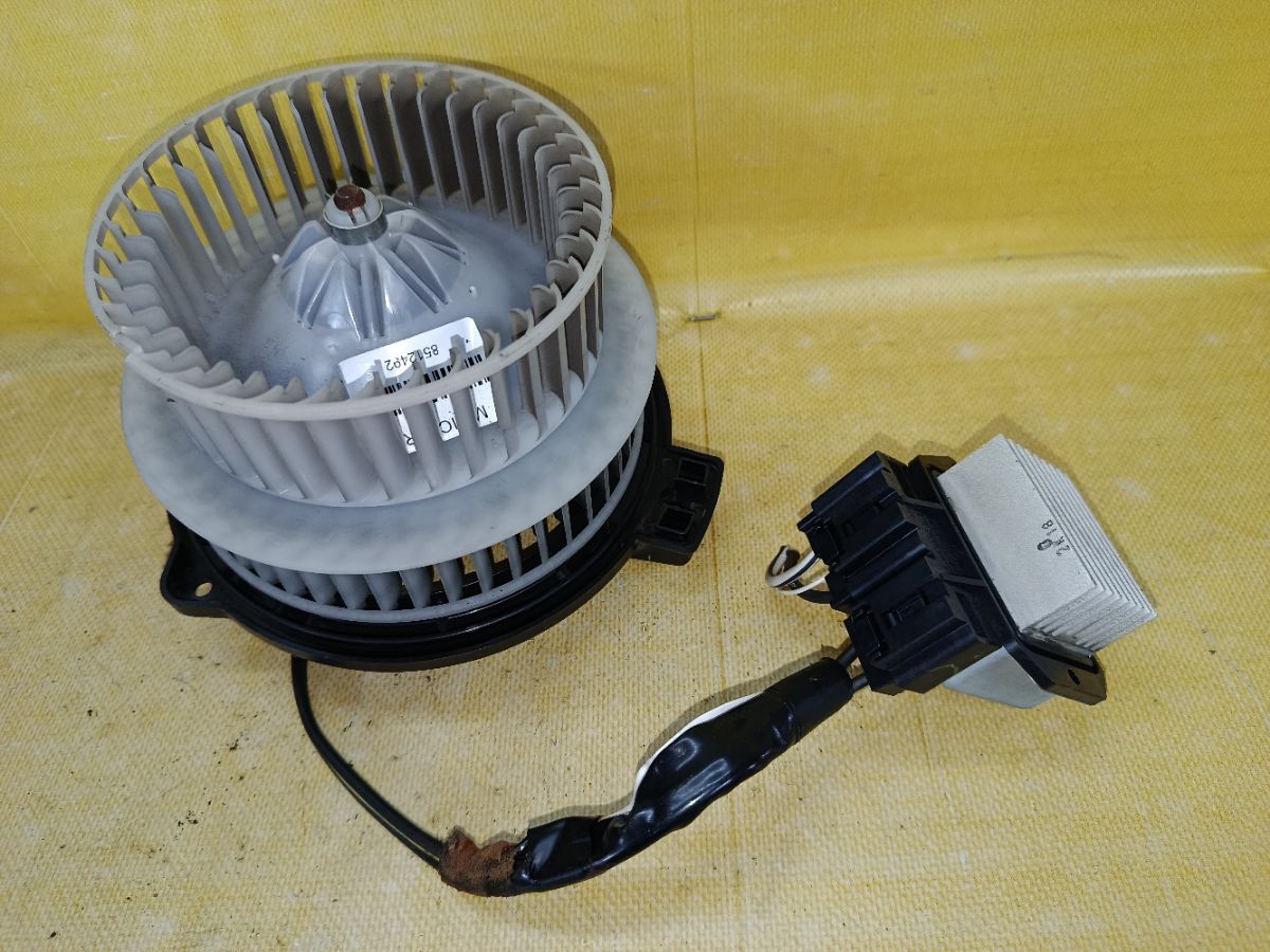 Мотор печки на Toyota Prius NHW20 Фото 7