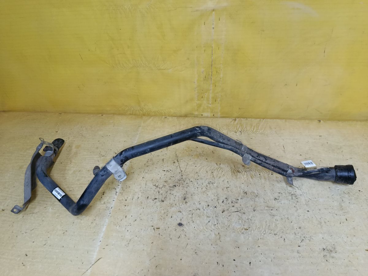 Заливная горловина топливного бака на Toyota Alphard ANH10W 2AZ-FE Фото 3