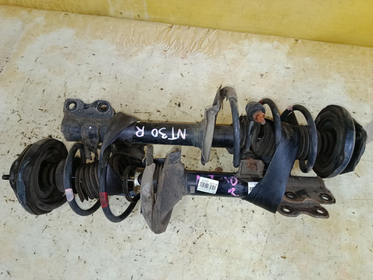 Стойка амортизатора на Nissan X-Trail NT30 QR20DE Фото 3