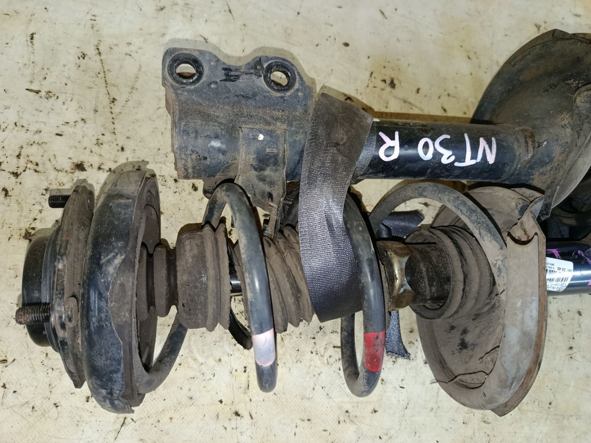 Стойка амортизатора на Nissan X-Trail NT30 QR20DE Фото 6