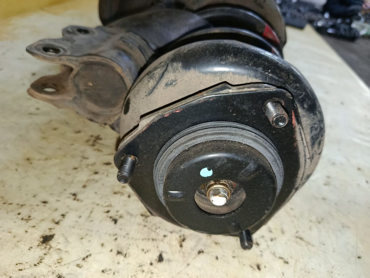 Стойка амортизатора на Nissan X-Trail NT30 QR20DE Фото 7