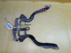 Крепление капота на Toyota Voxy ZRR70G Фото 3