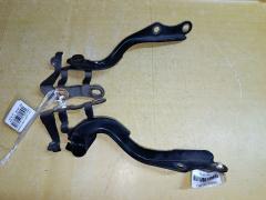 Крепление капота на Toyota Voxy ZRR70G Фото 4