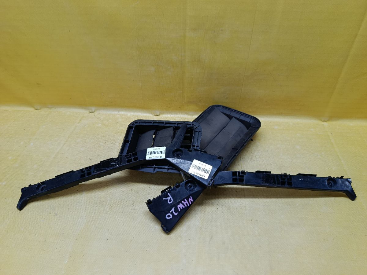 Крепление бампера 52575-47011, 52576-47011, 62931-33020 на Toyota Prius NHW20 Фото 3