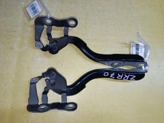 Крепление капота на Toyota Voxy ZRR70G Фото 3