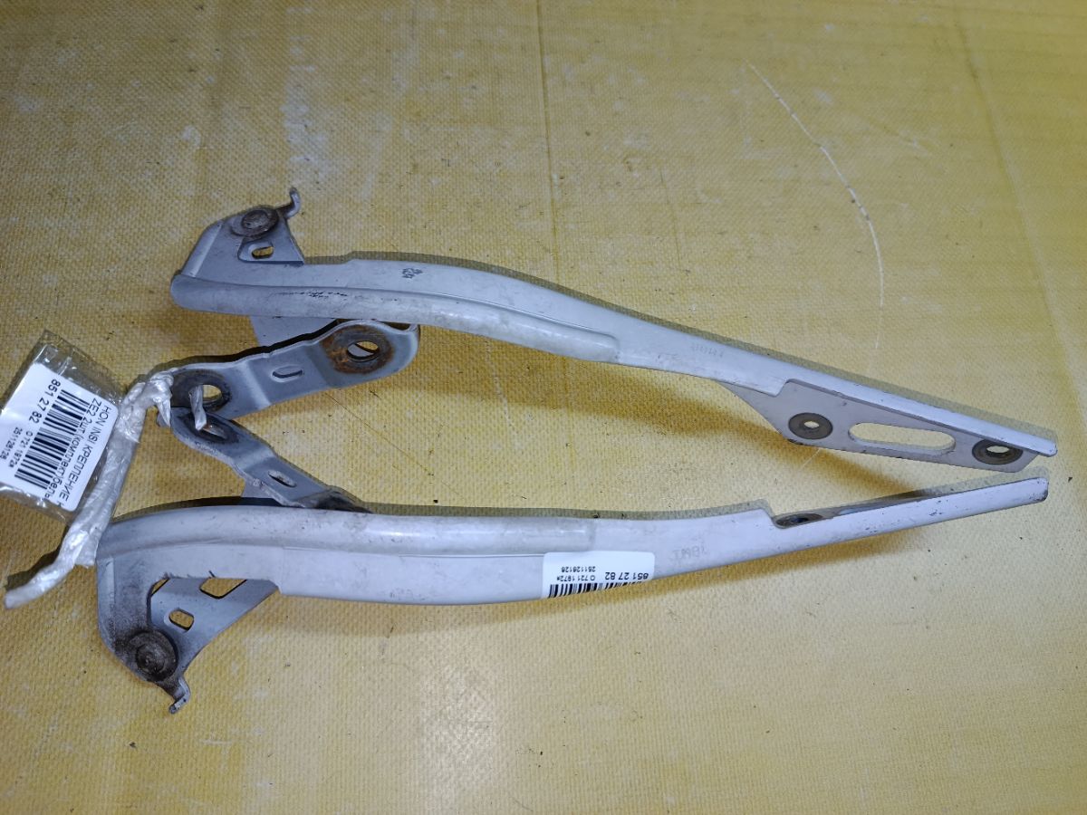 Крепление капота на Honda Insight ZE2 Фото 3