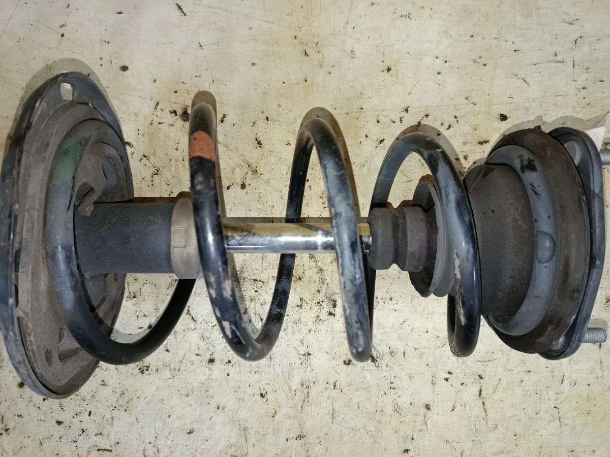 Стойка амортизатора на Toyota Voxy ZRR70G 3ZR-FAE Фото 5