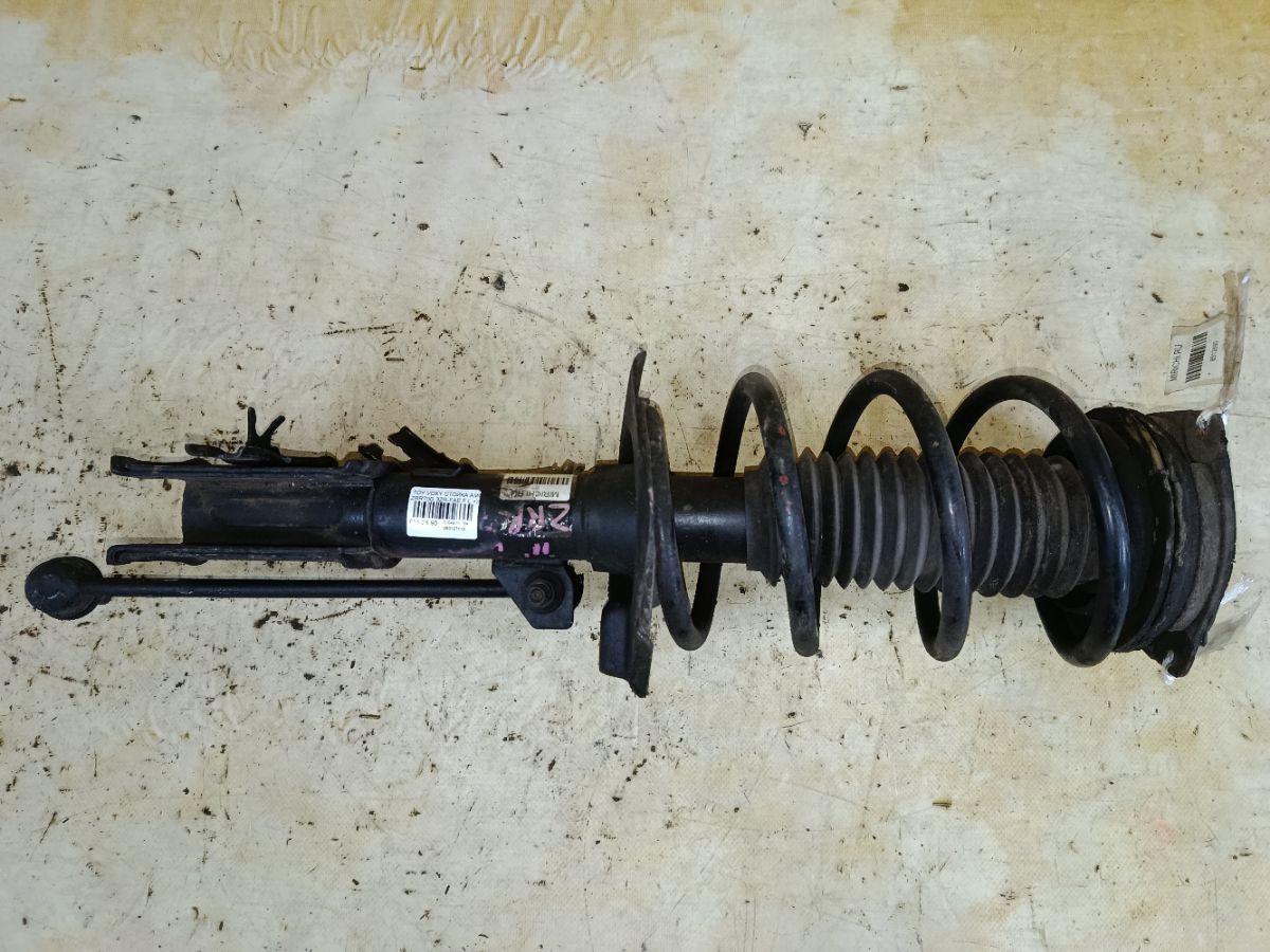 Стойка амортизатора на Toyota Voxy ZRR70G 3ZR-FAE Фото 3