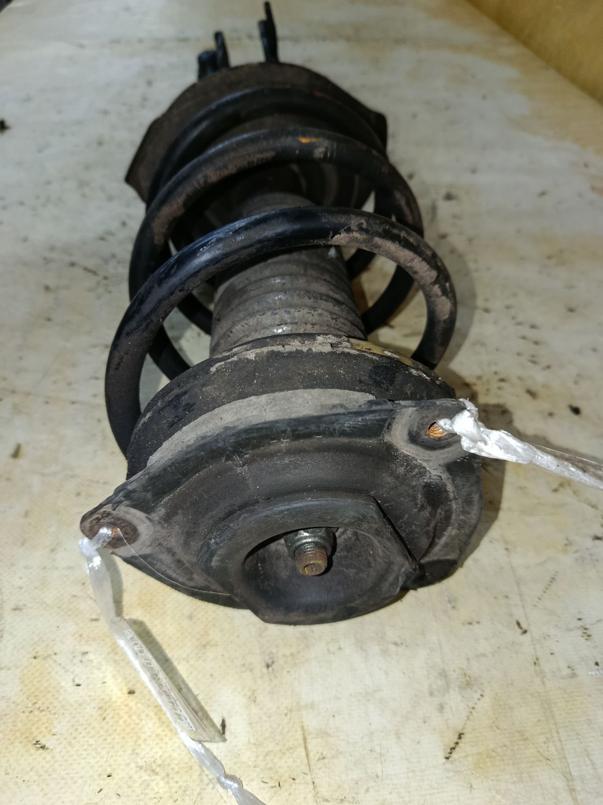 Стойка амортизатора на Toyota Voxy ZRR70G 3ZR-FAE Фото 4