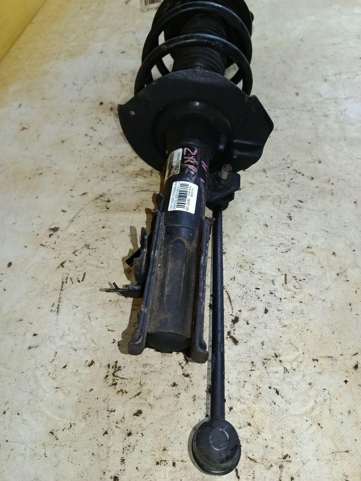 Стойка амортизатора на Toyota Voxy ZRR70G 3ZR-FAE Фото 6