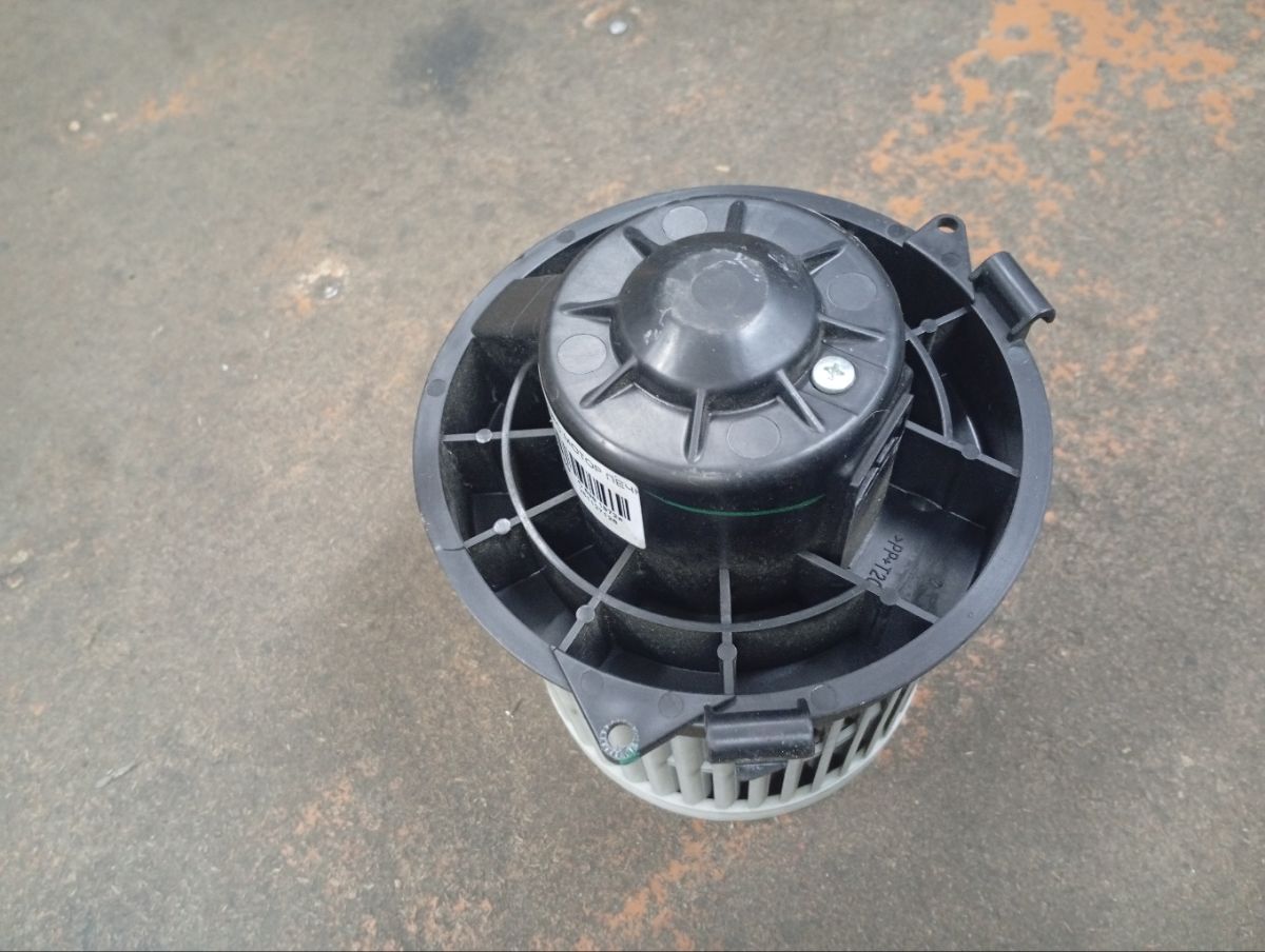 Мотор печки на Nissan March K13 Фото 6