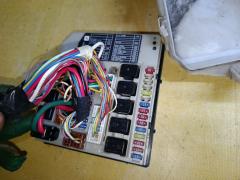 Блок предохранителей на Nissan Note E11 HR15DE Фото 5