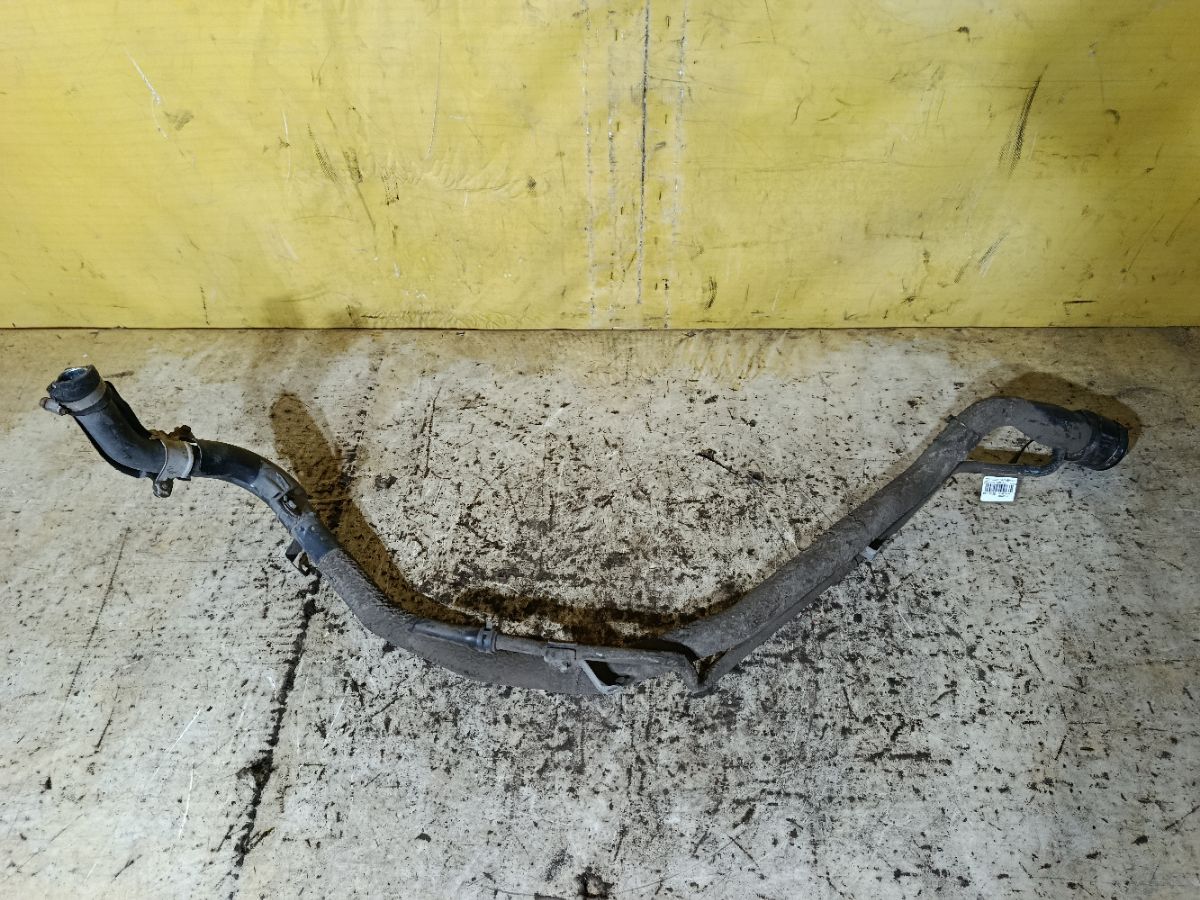 Заливная горловина топливного бака на Toyota Voxy ZRR70G 3ZR-FAE Фото 2