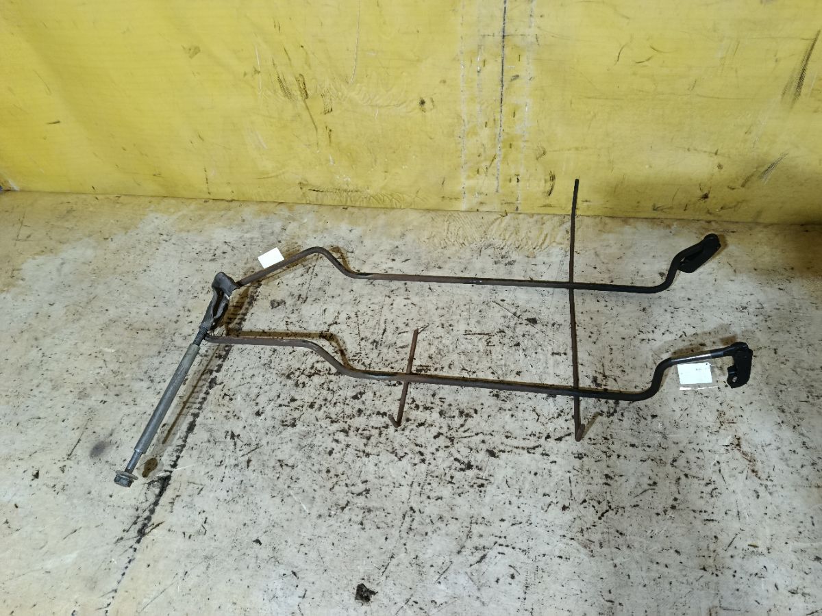 Крепление запасного колеса на Toyota Isis ANM10G Фото 1