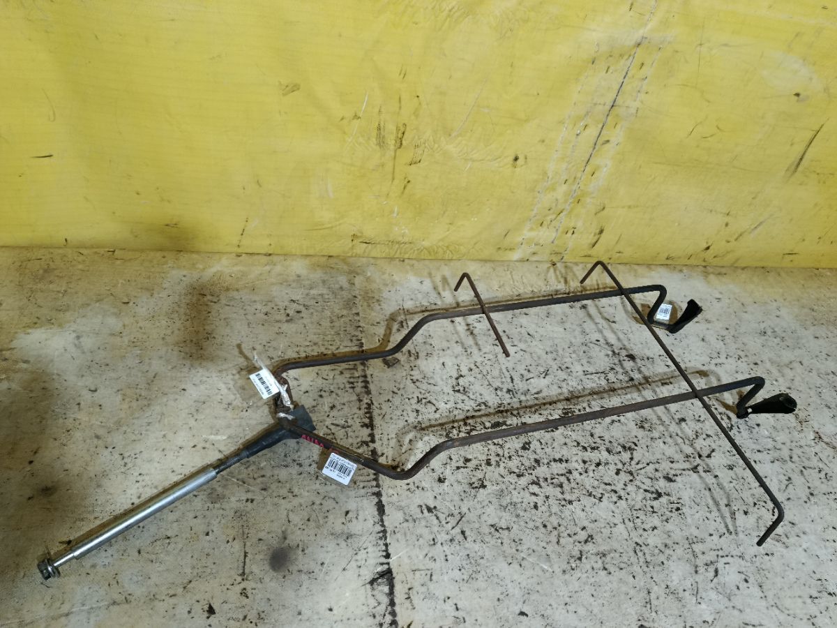 Крепление запасного колеса на Toyota Isis ANM10G Фото 2