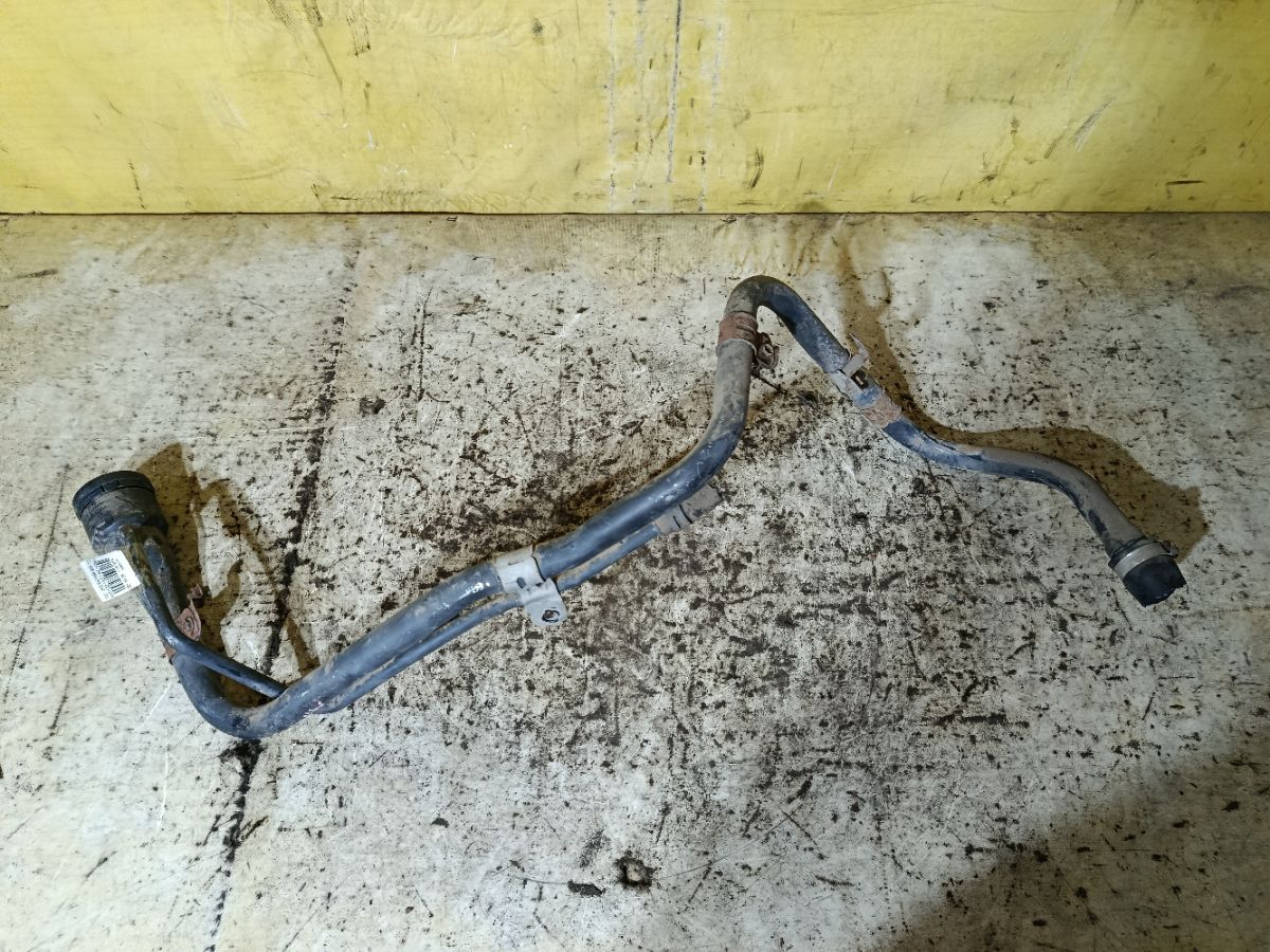 Заливная горловина топливного бака 77201-44191 на Toyota Isis ANM10G 1AZ-FSE Фото 2