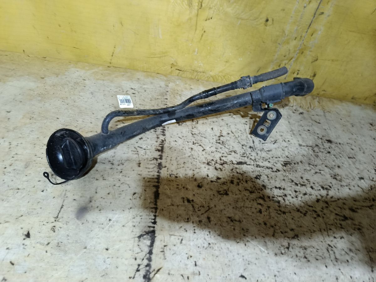 Заливная горловина топливного бака на Nissan Tiida Latio SC11 HR15DE Фото 1