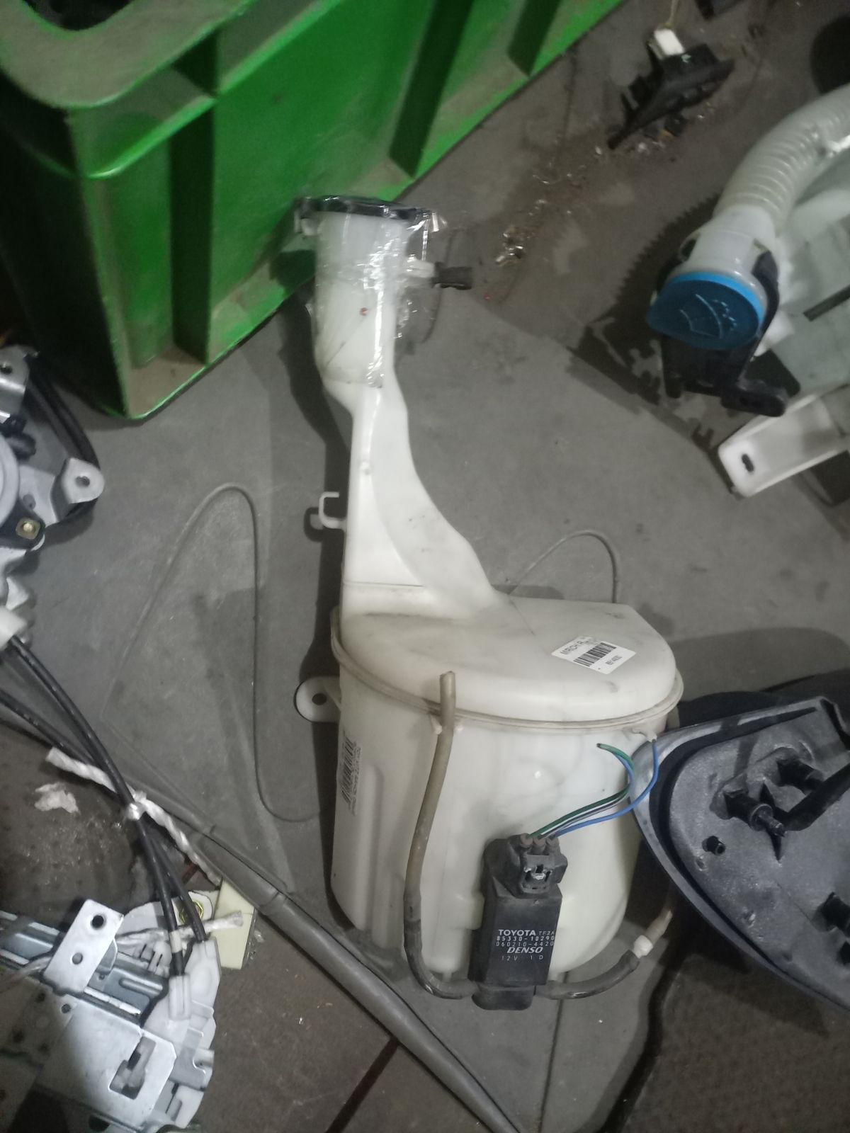 Бачок омывателя на Toyota Vitz SCP10 Фото 7