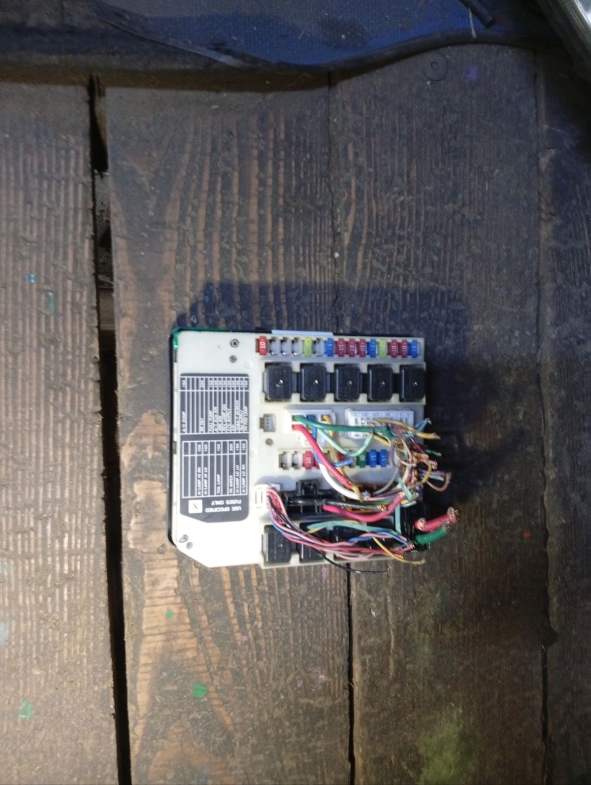 Блок предохранителей на Nissan Note E11 HR15DE Фото 8