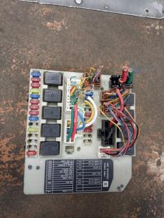 Блок предохранителей на Nissan Note E11 HR15DE Фото 10