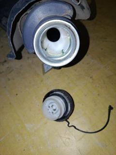 Заливная горловина топливного бака на Toyota Ractis SCP100 2SZ-FE Фото 6