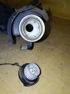 Заливная горловина топливного бака на Toyota Ractis SCP100 2SZ-FE Фото 6