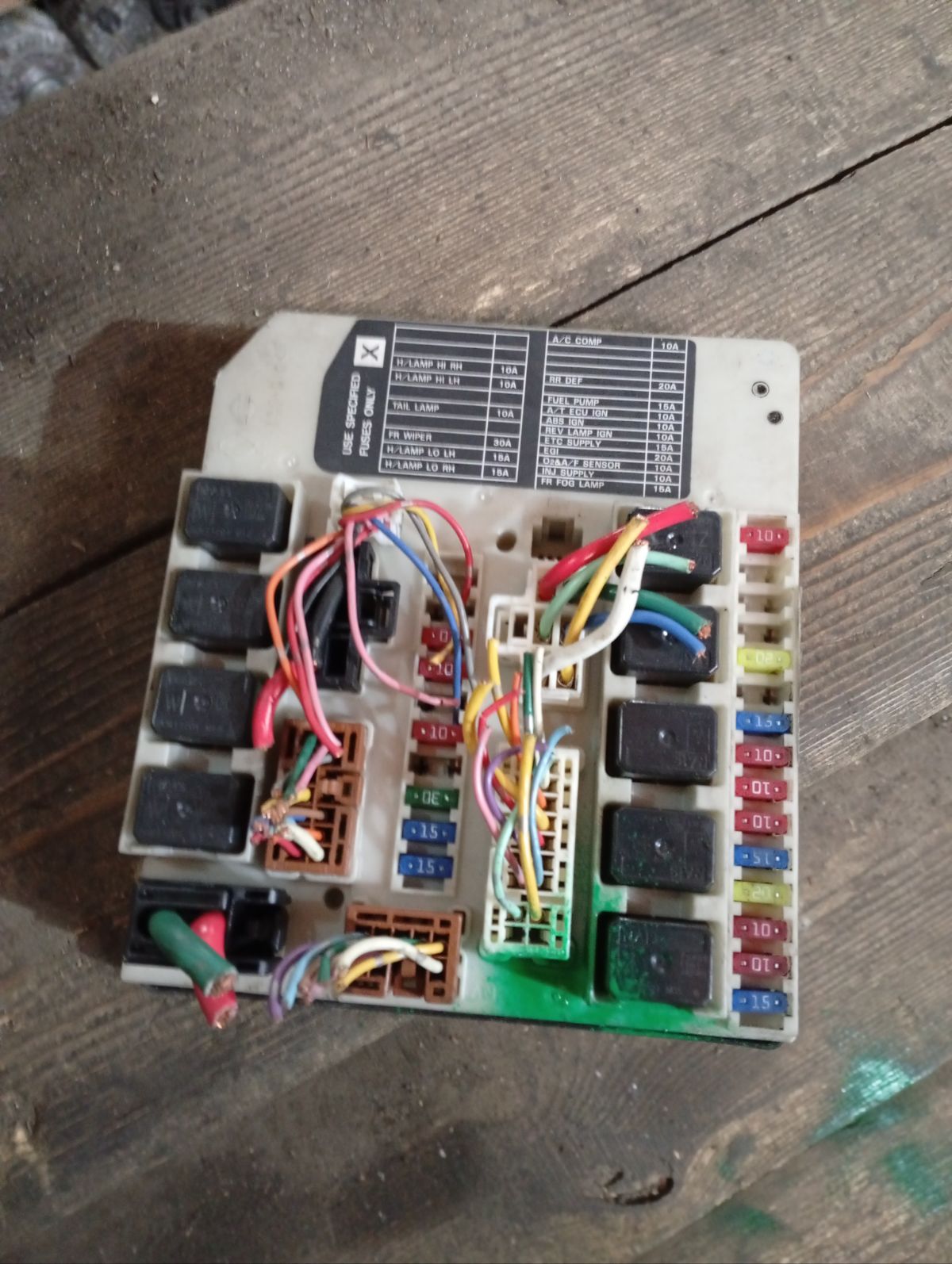 Блок предохранителей на Nissan Note E11 HR15DE Фото 7