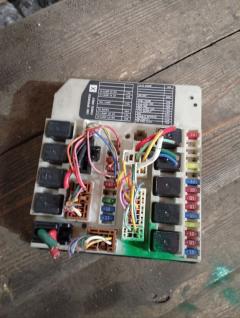 Блок предохранителей на Nissan Note E11 HR15DE Фото 7