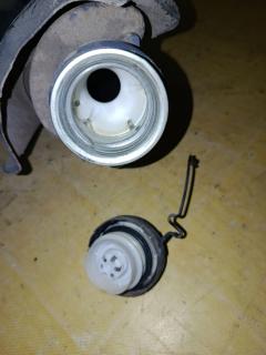 Заливная горловина топливного бака на Toyota Ractis SCP100 2SZ-FE Фото 5