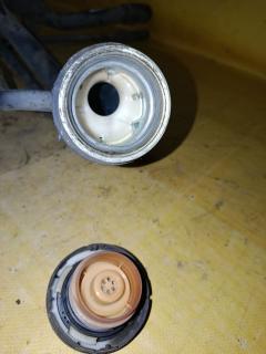 Заливная горловина топливного бака на Toyota Ist NCP60 2NZ-FE Фото 7