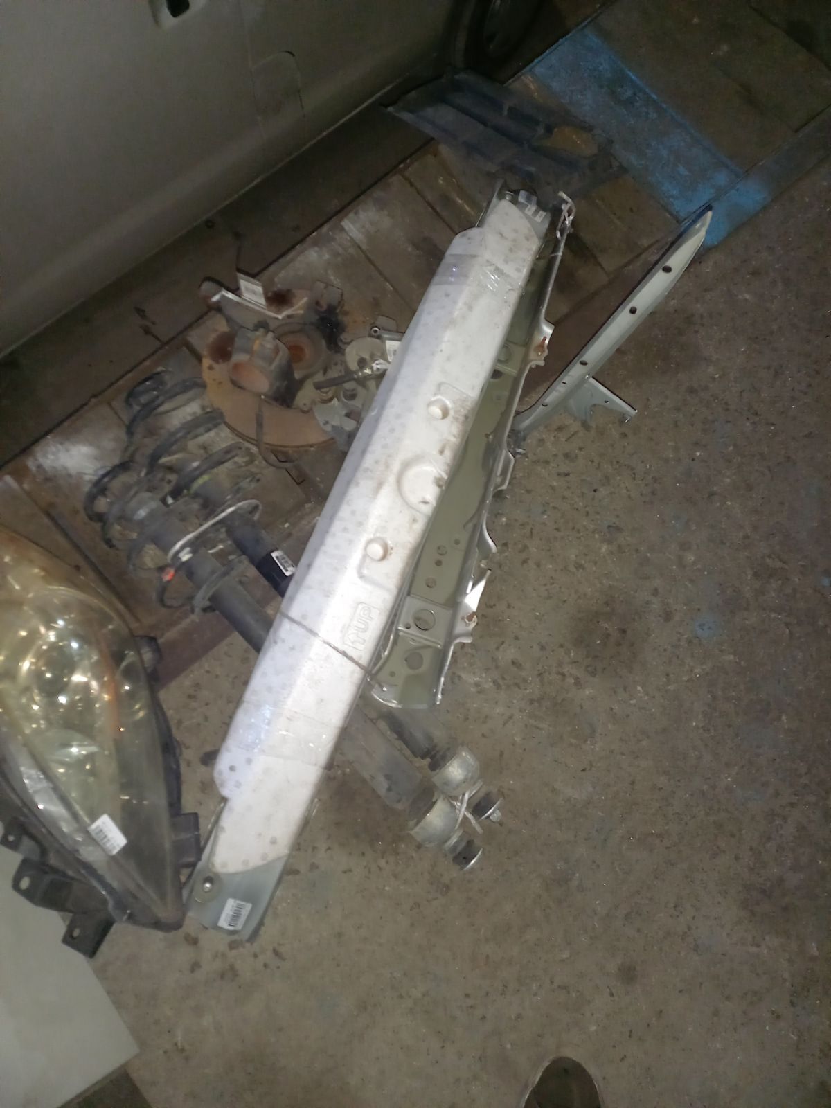 Жесткость бампера 52131-52050 на Toyota Ist NCP60 Фото 11