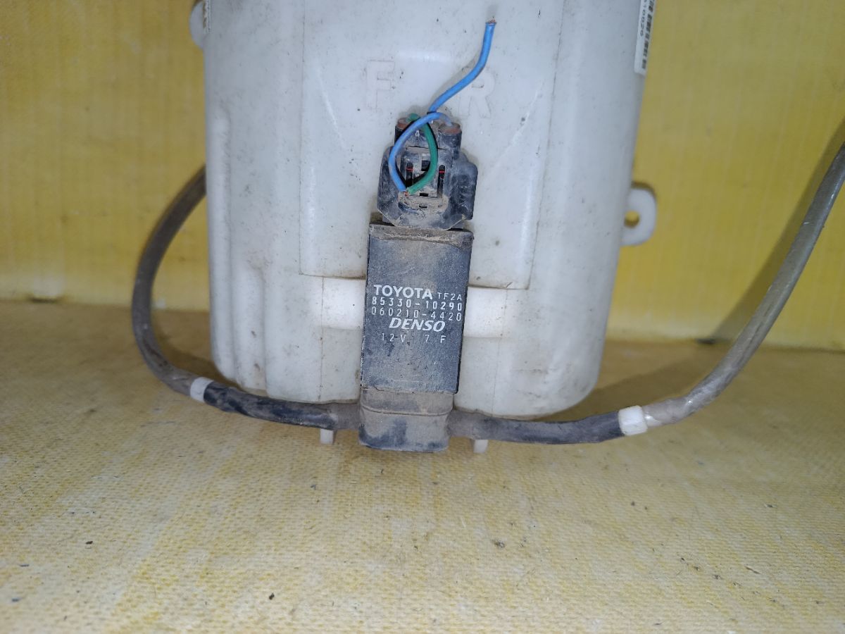 Бачок омывателя на Toyota Ist NCP60 Фото 6