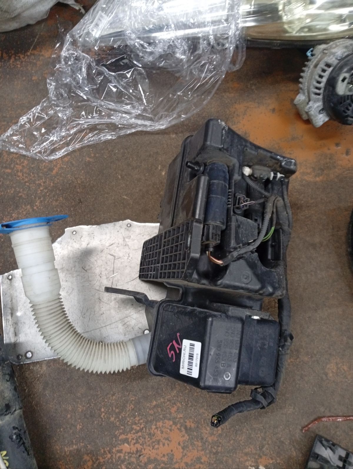 Бачок омывателя 5N0955453B на Volkswagen Tiguan 5N Фото 10