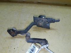 Датчик регулировки наклона фар на Toyota Ractis NCP100 Фото 5